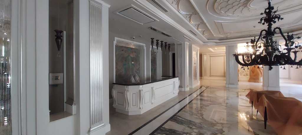 Multi-functional lobby design in the Netherlands with classic details and modern functionality